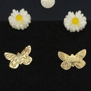 5/10 NWT 2 pair of Daisey and butterfly earrings